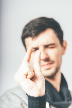 Adam görünmez bir şey gösteriyor.