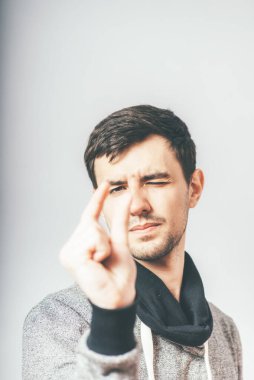 Adam görünmez bir şey gösteriyor.