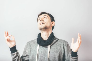 Adam fotoğraf stüdyosunda dua ediyor.