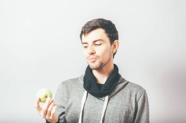 Fotoğraf stüdyosunun arka planında elma olan adam.