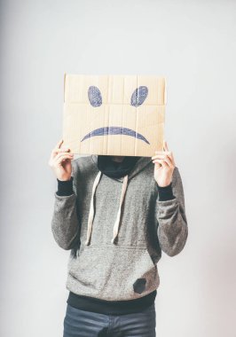 Üzgün gülüşlü bir adam