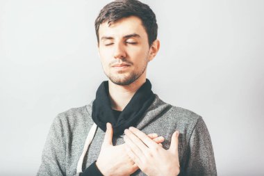 Bir adam küfreder ya da söz verir.