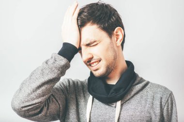 Fotoğraf stüdyosunun arka planında can sıkıcı bir adam var.