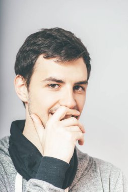 Adam gülmemek için ağzını kapatıyor.