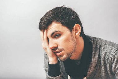 Fotoğraf stüdyosundaki sıkıcı adam.