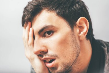 Fotoğraf stüdyosundaki sıkıcı adam.