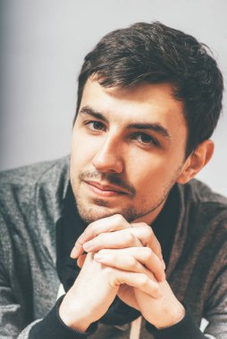 Adam çenesini elinde tutuyor.