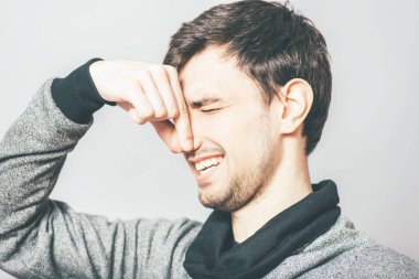 Adam pis kokuya burnunu kapadı.