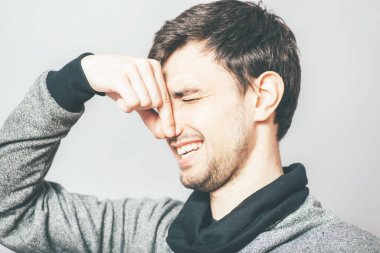 Adam burnunu kapatır.