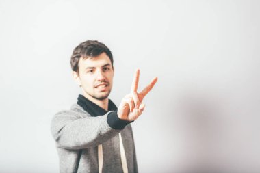 İki parmağını gösteren bir adam.