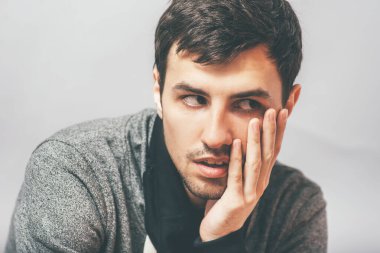 Adam yorgun ve eli çenesinde.