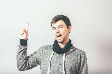 Adam işaret parmağını gösteriyor.