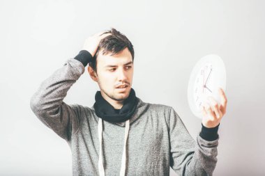 İş zamanı. İş adamı büyük bir saati tutuyor ve işaret ediyor..