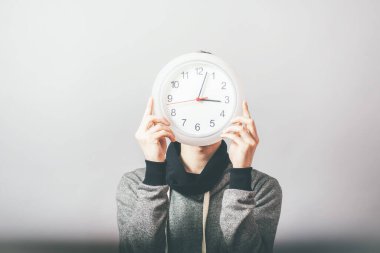 İş adamı büyük saat tutuyor.