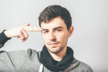 Adam ellerini şakaklarına koydu.