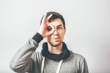 İnsan dürbün elleri yapar.