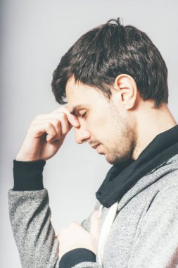 Endişeli adam bir şeyler hatırlamaya çalışıyor.