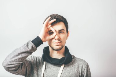 Adam fotoğraf stüdyosundan bir şey hatırlıyor.