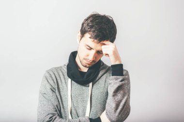Fotoğraf stüdyosunda başı ağrıyan bir adam.