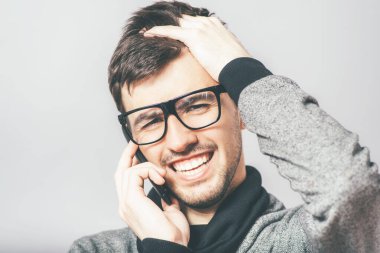 Sinirli bir adam hücrede konuşuyor.