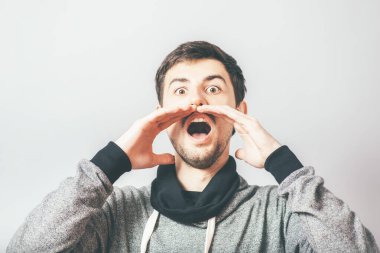 Adam fotoğraf stüdyosundan birini arıyor.