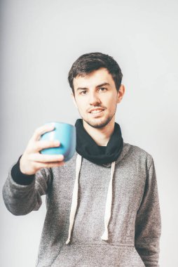 Elinde bardak tutan adam.