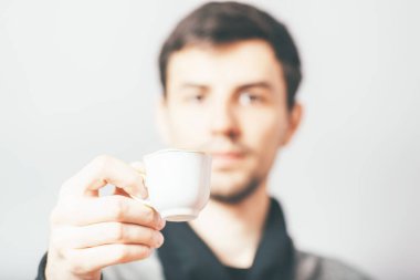 Elinde bardak tutan adam.