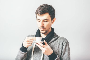 Elinde bardak tutan adam.