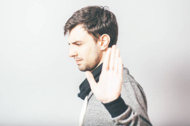 Adam fotoğraf stüdyosunun arka planında durur.