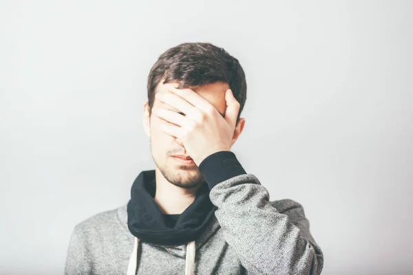 Homem Fecha Olhos Com Mãos — Fotografia de Stock