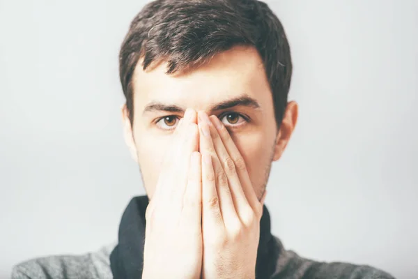 Hombre Cierra Boca Con Sus Manos — Foto de Stock