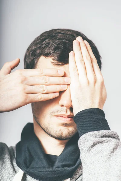 Homem Fecha Olhos Com Mãos — Fotografia de Stock