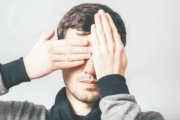 Mann Schließt Die Augen Mit Den Händen — Stockfoto