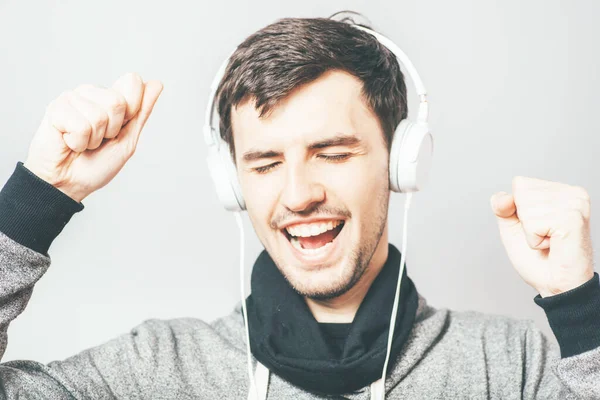 Portret Van Een Jongeman Die Naar Muziek Luistert Met Een — Stockfoto