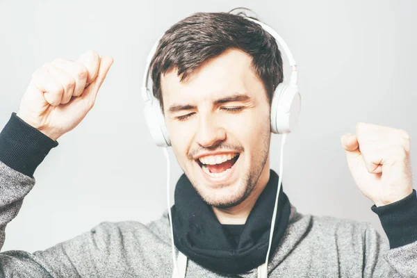 Man Luistert Naar Muziek Hoofdtelefoon — Stockfoto