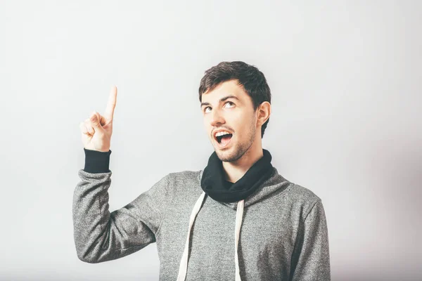 Joven Hombre Sonriente Teniendo Una Buena Idea — Foto de Stock