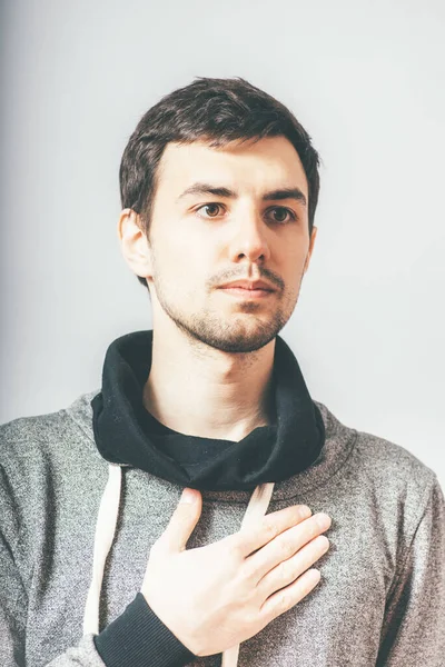 Joven Sosteniendo Mano Sobre Pecho — Foto de Stock