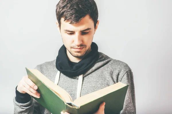 Hombre Con Libro Fondo Estudio Fotos — Foto de Stock