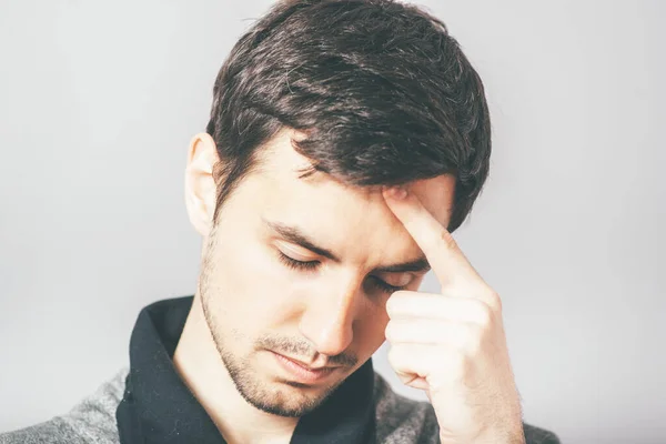 Hombre Con Dolor Cabeza Fondo Del Estudio Fotos — Foto de Stock