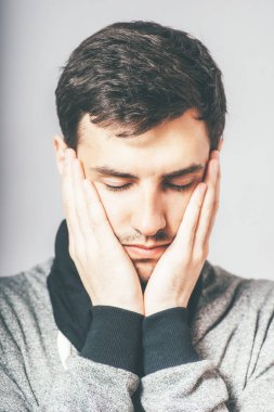 Fotoğraf stüdyosundaki üzgün adam