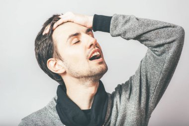 Fotoğraf stüdyosundaki adam üzgün.