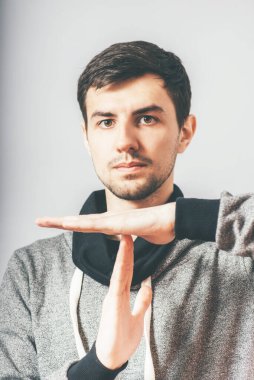 Adam ellerini gösterip duruyor.