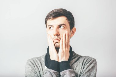 .Adam derisini yüzüyor.