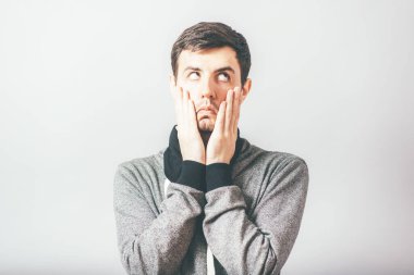 .Adam derisini yüzüyor.