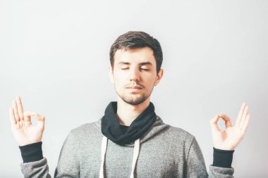 Genç işadamı, barış ve uyum içinde bir adam