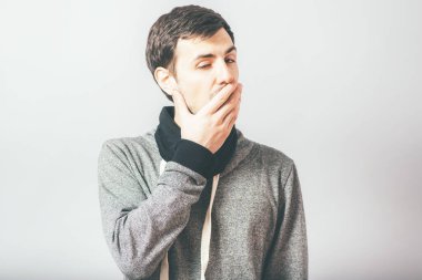 Adam ağzını kapatır.