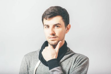 Adam fotoğraf stüdyosunun arka planında