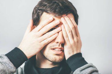 İş adamı gözlerini kapatıyor.