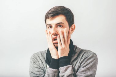 Olaydan korkan bir adam.