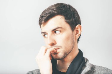 erkek tırnaklarını ısırma